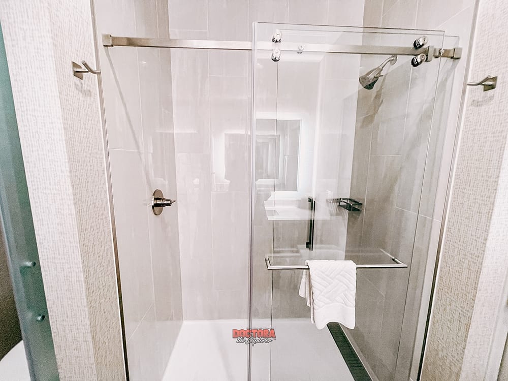 Hilton H Hotel LAX - Spacious Shower