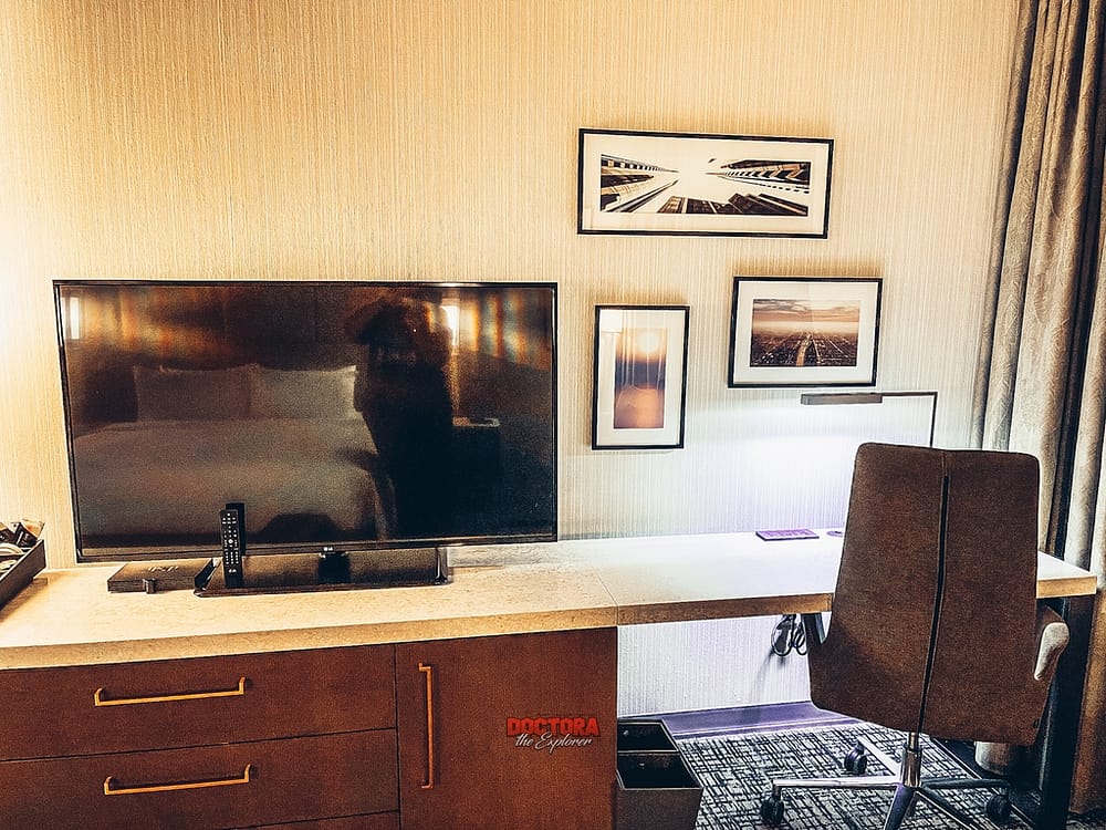 Hilton H Hotel LAX - TV and workstation